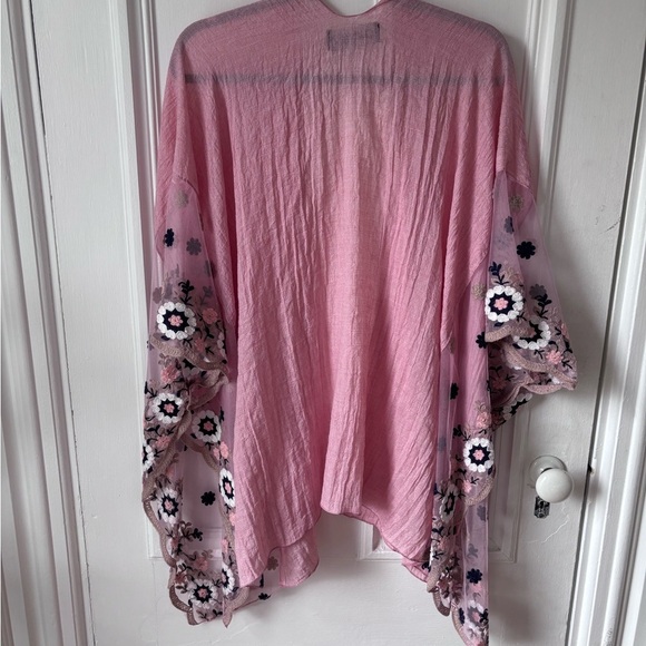Cherie Bliss NWOT Embroidered Bat Wing Sleeve Kimono Pink Blue - Picture 5 of 8